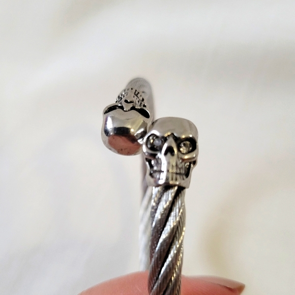NEW Double Skull Rhinestone Eye Twisted Silver Cable Open Cuff Bracelet - Picture 9 of 12